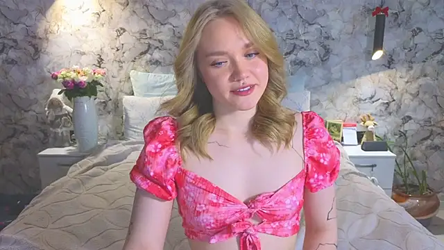 Snapshot of Aurora_Golden1 chatting on 04/16/26, 05:19 Aurora Golden1 online show from 04/16/26, 05:19