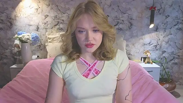 Snapshot of Aurora_Golden1 chatting on 05/13/26, 12:30 Aurora Golden1 online show from 05/13/26, 12:30