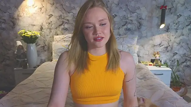 Snapshot of Aurora_Golden1 chatting on 06/13/26, 12:03 Aurora Golden1 online show from 06/13/26, 12:03