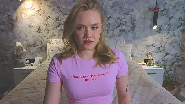 Snapshot of Aurora_Golden1 chatting on 06/16/26, 06:27 Aurora Golden1 online show from 06/16/26, 06:27