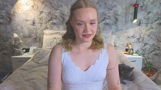Snapshot of Aurora_Golden1 chatting on 06/22/26, 03:47 Aurora Golden1 online show from 06/22/26, 03:47