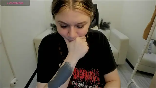 AlisaBacker online show from 12/28/24, 02:22