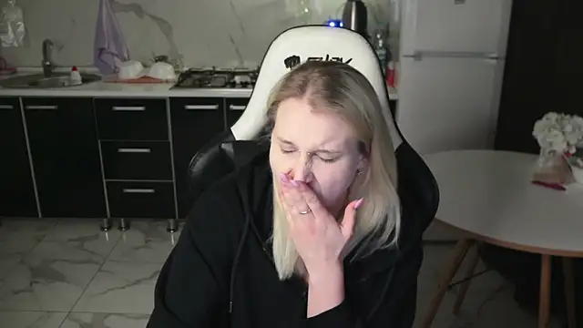 Snapshot of MertyXX chatting on 04/22/26, 09:16 MertyXX online show from 04/22/26, 09:16