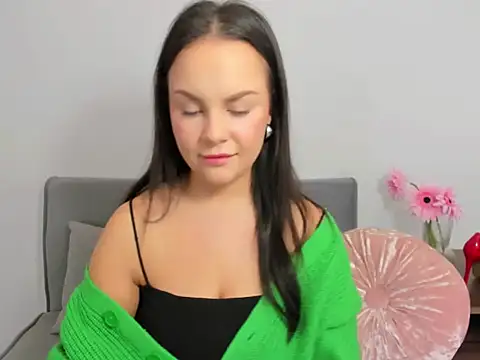 Snapshot of KendalNew chatting on 12/18/24, 05:10 KendalNew online show from 12/18/24, 05:10