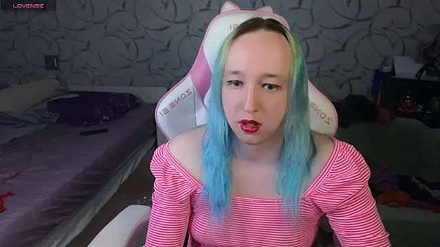 Snapshot of TheTrixy chatting on 04/13/26, 12:43 TheTrixy online show from 04/13/26, 12:43