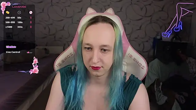 Snapshot of TheTrixy chatting on 04/14/26, 10:32 TheTrixy online show from 04/14/26, 10:32