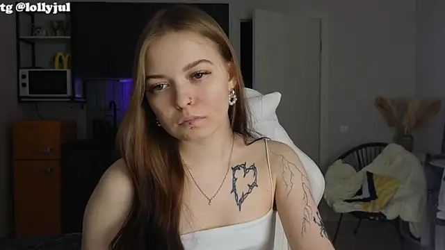 Snapshot of doll_lol_ chatting on 10/13/25, 03:12 doll lol online show from 10/13/25, 03:12