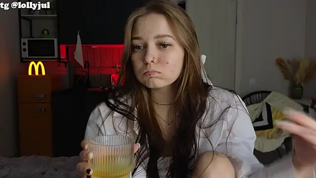 Snapshot of doll_lol_ chatting on 10/22/25, 05:45 doll lol online show from 10/22/25, 05:45