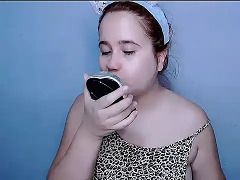 Snapshot of SubLayla01 chatting on 10/17/25, 05:15 SubLayla01 online show from 10/17/25, 05:15