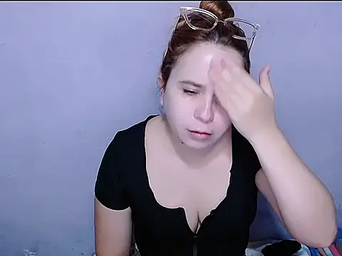 Snapshot of SubLayla01 chatting on 04/15/26, 06:59 SubLayla01 online show from 04/15/26, 06:59