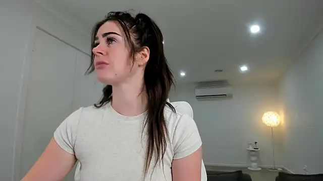 Snapshot of aus_queen chatting on 10/26/25, 01:44 aus queen online show from 10/26/25, 01:44