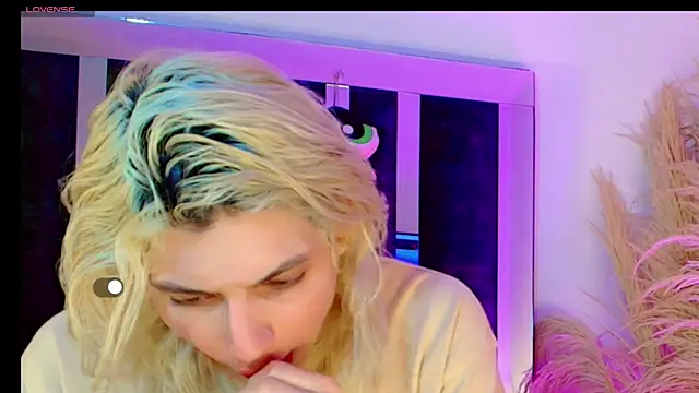 Snapshot of honey_skin chatting on 04/19/26, 06:10 honey skin online show from 04/19/26, 06:10