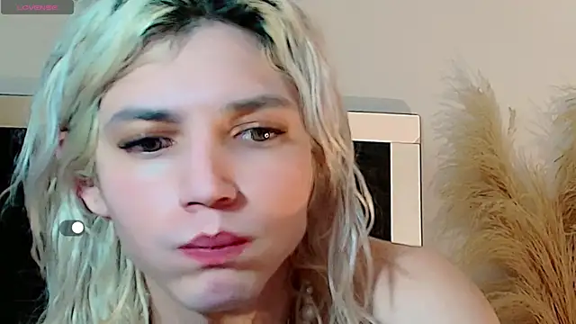 Snapshot of honey_skin chatting on 07/17/26, 04:45 honey skin online show from 07/17/26, 04:45