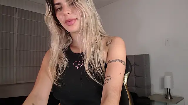 Snapshot of Mayli-x chatting on 03/19/25, 11:28 Mayli-x online show from 03/19/25, 11:28