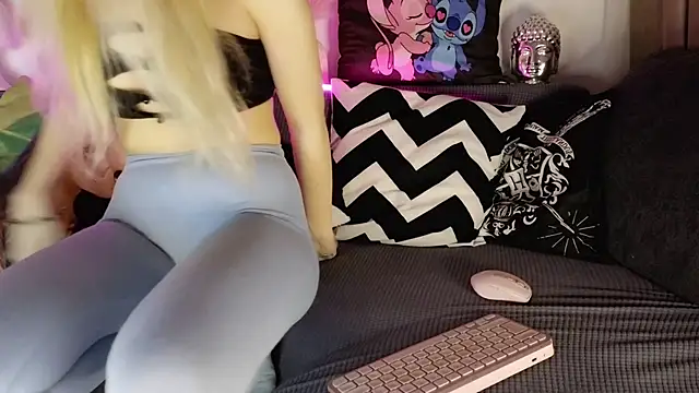 Snapshot of nicollewetpussy chatting on 02/13/25, 04:39 nicollewetpussy online show from 02/13/25, 04:39