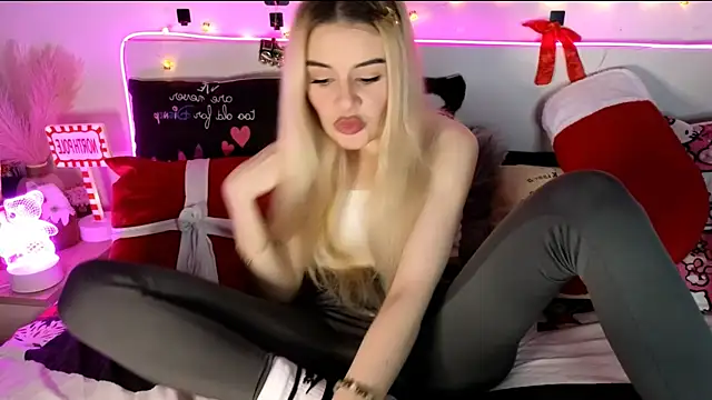 Snapshot of nicollewetpussy chatting on 12/18/25, 11:00 nicollewetpussy online show from 12/18/25, 11:00