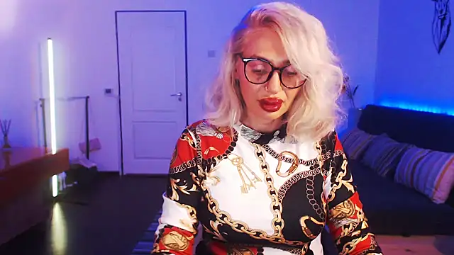 Snapshot of beauty_chl0e chatting on 12/11/24, 08:18 beauty chl0e online show from 12/11/24, 08:18