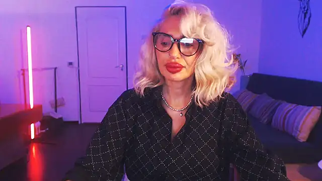 Snapshot of beauty_chl0e chatting on 12/20/24, 11:16 beauty chl0e online show from 12/20/24, 11:16