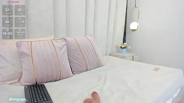 Snapshot of im_giselle_ chatting on 04/22/26, 05:43 im giselle online show from 04/22/26, 05:43