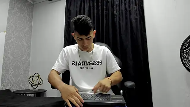 andrew rose  online show from 12/25/24, 03:49