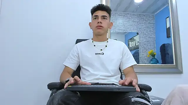 andrew rose  online show from 10/04/25, 03:15