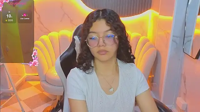 Snapshot of victoria_castillo_b chatting on 11/07/25, 08:20 victoria castillo b online show from 11/07/25, 08:20