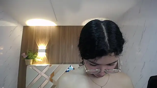 Snapshot of victoria_castillo_b chatting on 11/19/25, 03:17 victoria castillo b online show from 11/19/25, 03:17