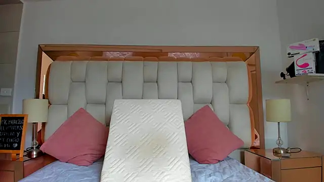 emilyparkerr01 online show from 11/15/25, 07:32