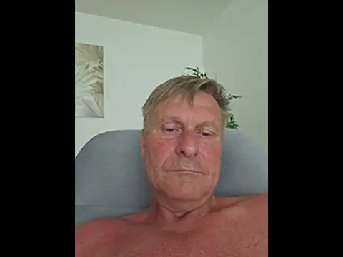 Snapshot of johnnym1 chatting on 06/22/26, 01:52 johnnym1 online show from 06/22/26, 01:52