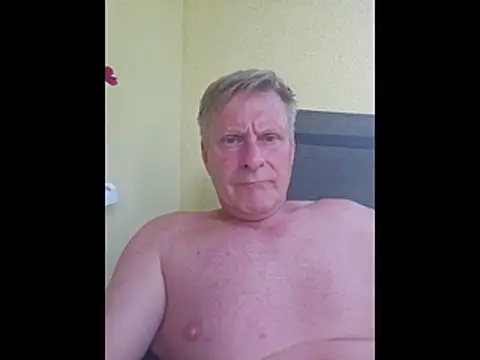 Snapshot of johnnym1 chatting on 06/25/26, 02:32 johnnym1 online show from 06/25/26, 02:32