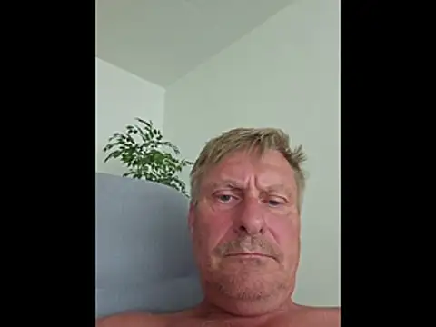 Snapshot of johnnym1 chatting on 07/03/26, 01:17 johnnym1 online show from 07/03/26, 01:17