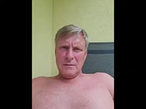 Snapshot of johnnym1 chatting on 07/17/26, 01:18 johnnym1 online show from 07/17/26, 01:18