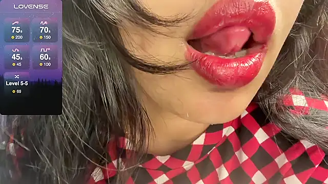 Snapshot of Spice-Summi chatting on 12/15/24, 08:41 Spice-Summi online show from 12/15/24, 08:41