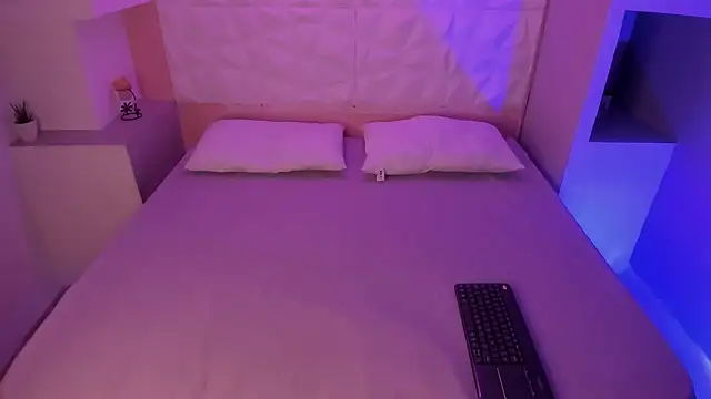 Snapshot of RenataEvans chatting on 10/22/25, 04:07 RenataEvans online show from 10/22/25, 04:07