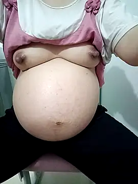 Snapshot of SweetGirl2k2 chatting on 04/15/26, 07:15 SweetGirl2k2 online show from 04/15/26, 07:15