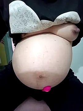 Snapshot of SweetGirl2k2 chatting on 04/24/26, 04:04 SweetGirl2k2 online show from 04/24/26, 04:04