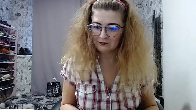 Snapshot of Helen1974 chatting on 01/28/25, 01:05 Helen1974 online show from 01/28/25, 01:05