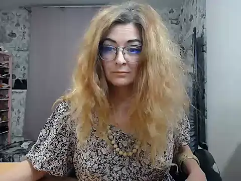 Snapshot of Helen1974 chatting on 03/12/25, 09:24 Helen1974 online show from 03/12/25, 09:24