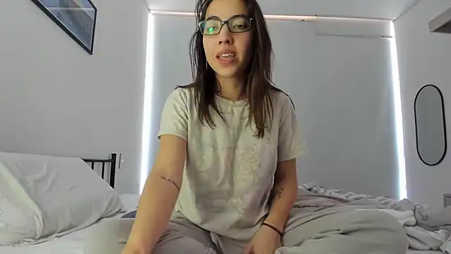 Sophi  a online show from 02/05/26, 02:43