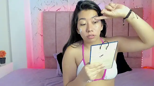 Snapshot of sexylaurita chatting on 10/23/25, 01:32 sexylaurita online show from 10/23/25, 01:32