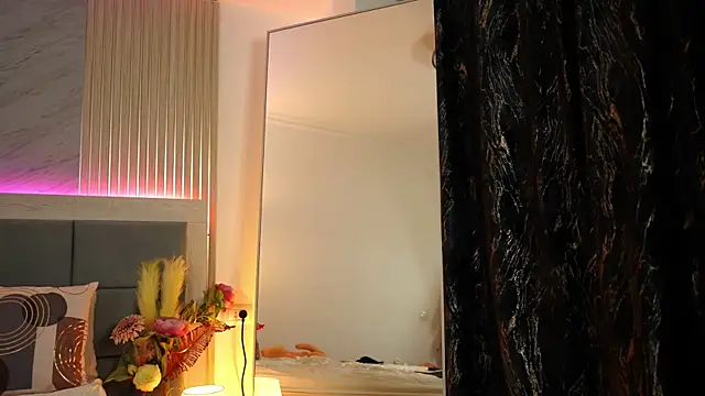 Snapshot of MiaCharm chatting on 10/30/25, 09:26 MiaCharm online show from 10/30/25, 09:26