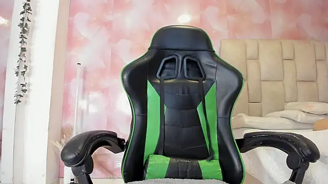 Snapshot of emily_lean_ chatting on 11/26/25, 02:12 emily lean online show from 11/26/25, 02:12