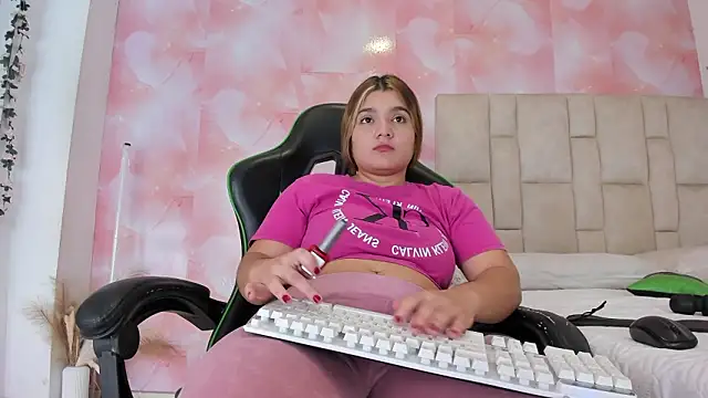 Snapshot of emily_lean_ chatting on 02/06/26, 12:59 emily lean online show from 02/06/26, 12:59