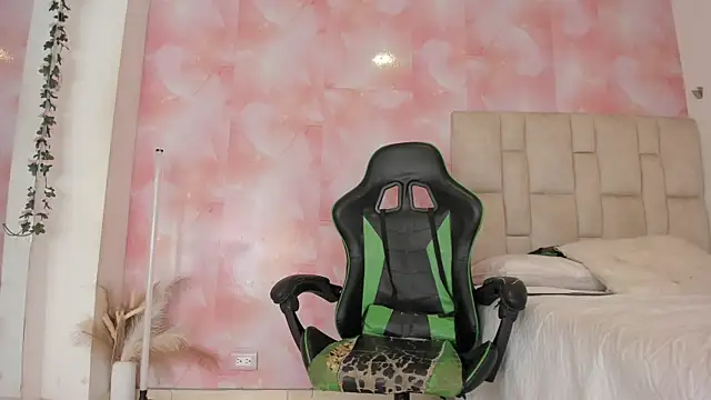 Snapshot of emily_lean_ chatting on 03/31/26, 03:19 emily lean online show from 03/31/26, 03:19