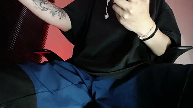 Snapshot of zacwatson_ chatting on 04/21/26, 02:37 zacwatson online show from 04/21/26, 02:37