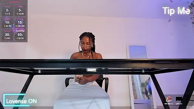 Snapshot of EmmaSanzz_ chatting on 03/04/25, 11:29 EmmaSanzz online show from 03/04/25, 11:29