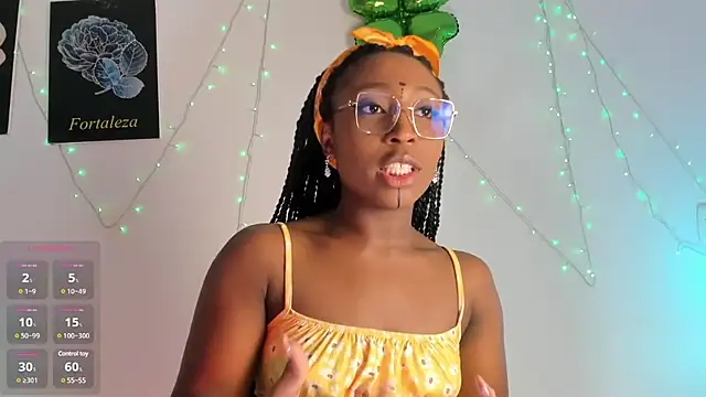 Snapshot of EmmaSanzz_ chatting on 03/11/25, 11:44 EmmaSanzz online show from 03/11/25, 11:44