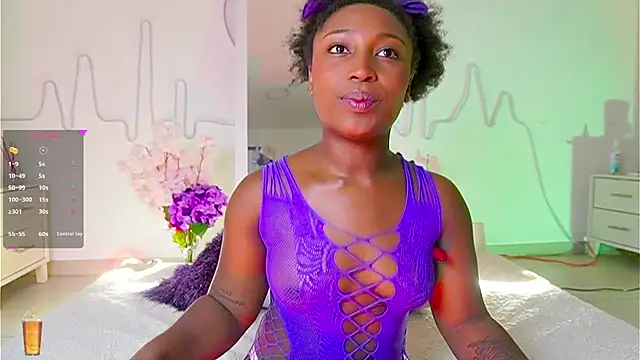 Snapshot of EmmaSanzz_ chatting on 09/30/25, 11:37 EmmaSanzz online show from 09/30/25, 11:37