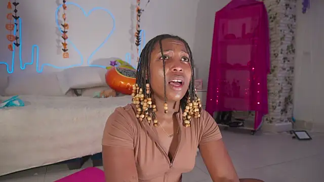 Snapshot of EmmaSanzz_ chatting on 10/27/25, 11:47 EmmaSanzz online show from 10/27/25, 11:47