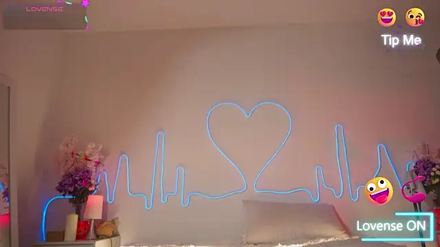 Snapshot of EmmaSanzz_ chatting on 11/06/25, 11:33 EmmaSanzz online show from 11/06/25, 11:33